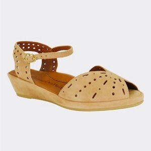 L'Amour Des Pieds “Brenn” Beige Suede Sandals size 7.5